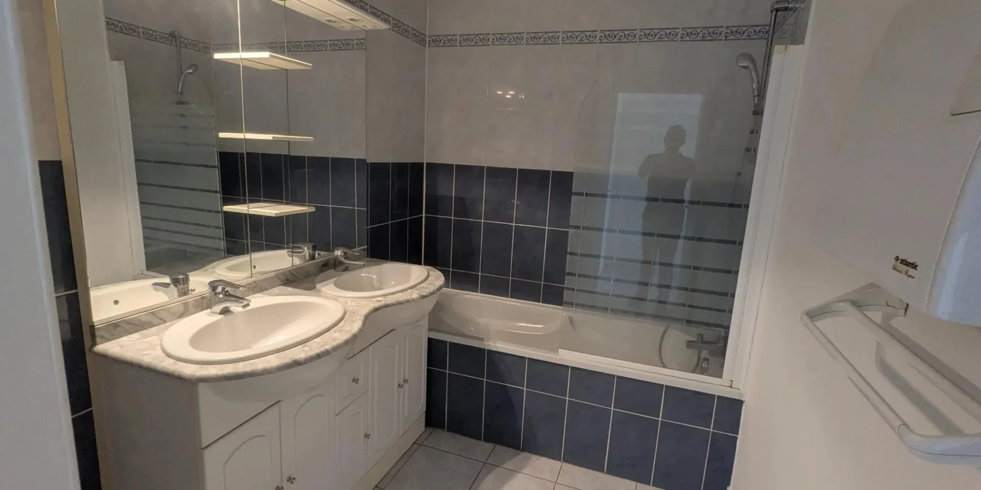 vue salle de bains appartement T3 à vendre sur Tours, proche piscine du Lac | Vente 37
