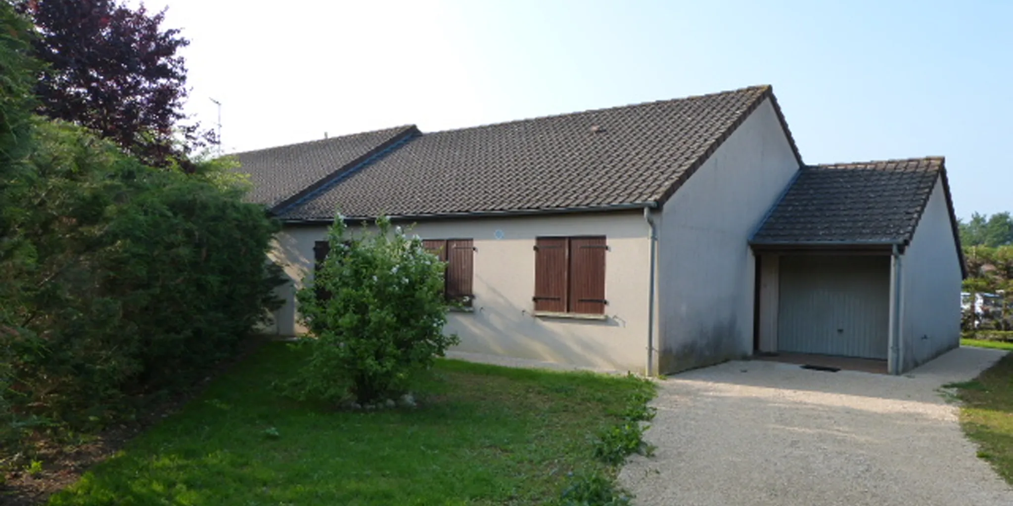 Facade avant Maison de plain-pied de 75 m2 avec garage et jardin à vendre sur Tours-Nord à proximité de Auchan - La Petite Arche | Vente 37