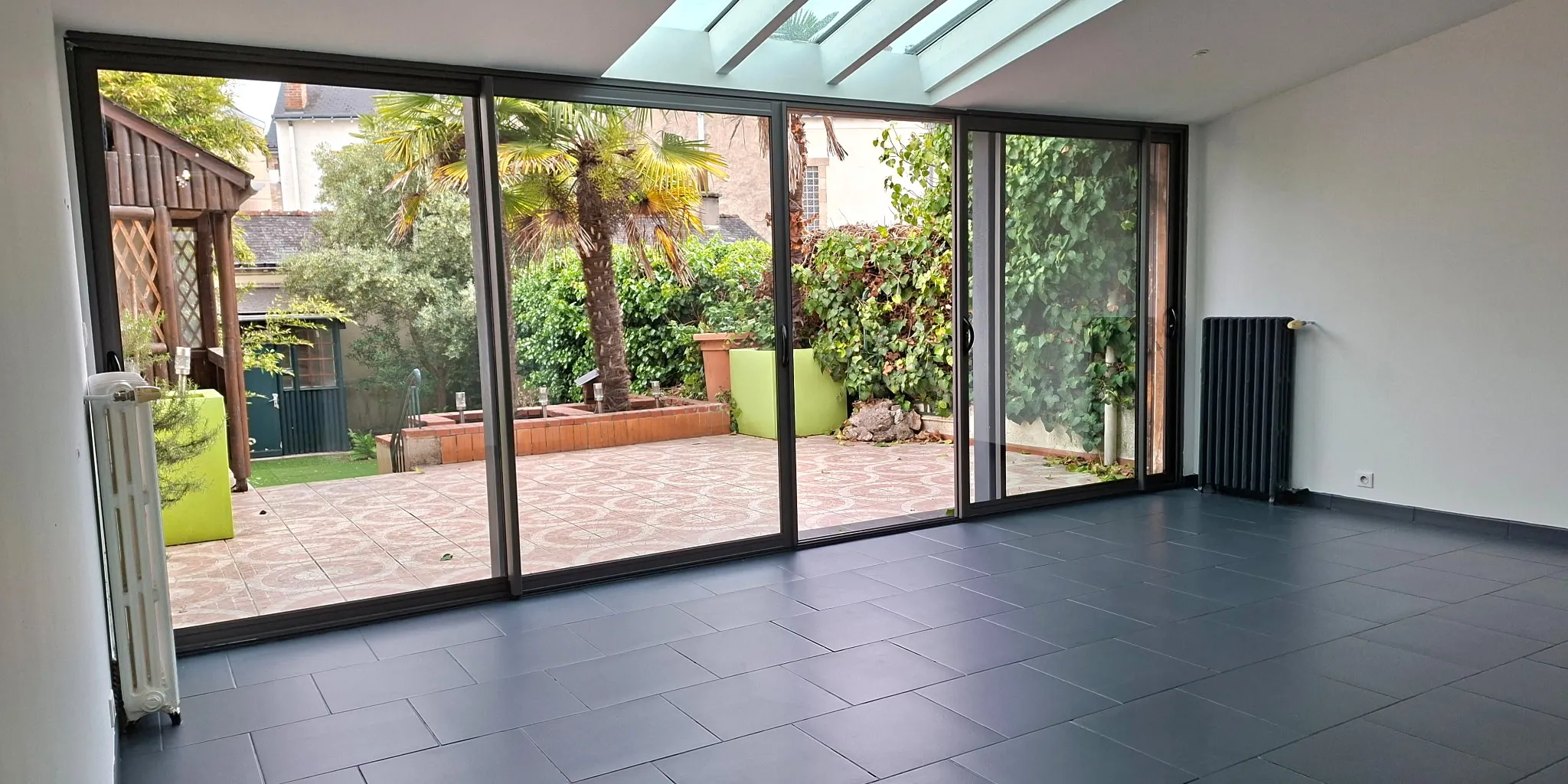 Pièce à vivre avec vue sur terrasse Maison de 135 m2 avec jardin et 3 chambres à vendre sur Tours Centre  | Vente 37