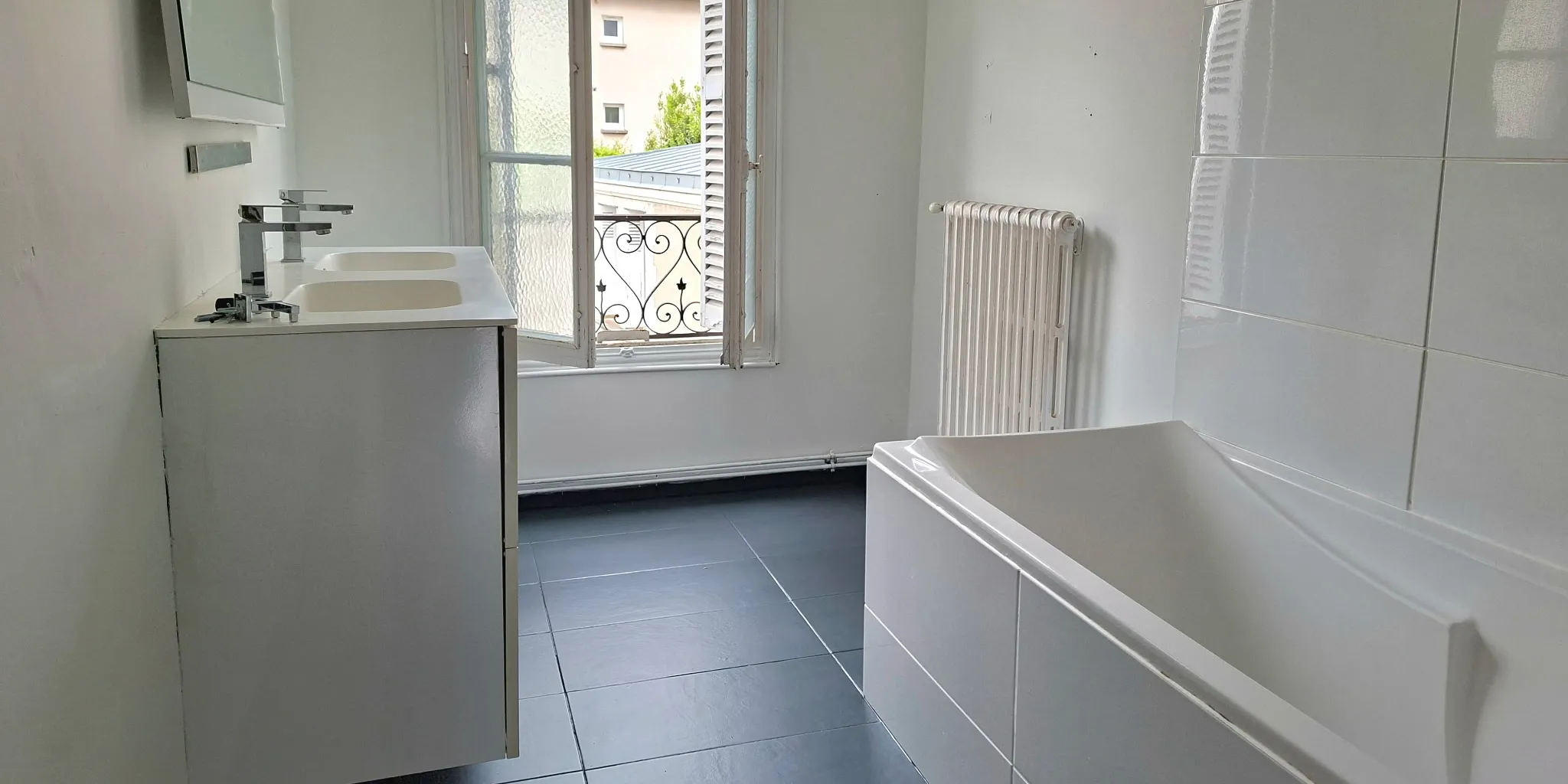 Vue salle de bain Maison de 135 m2 avec jardin et 3 chambres à vendre sur Tours Centre  | Vente 37