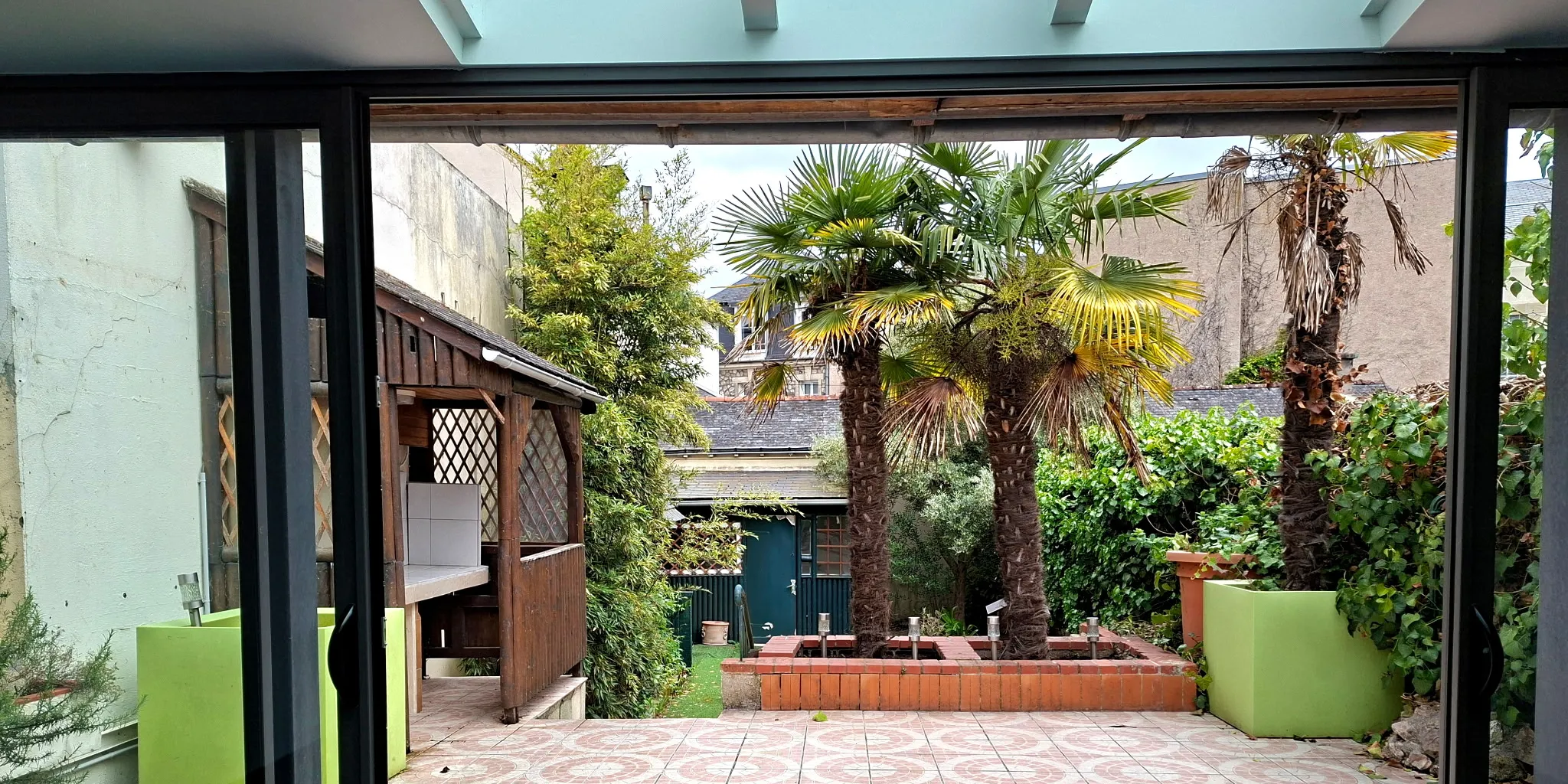 Vue jardin avec palmiers Maison de 135 m2 avec jardin et 3 chambres à vendre sur Tours Centre  | Vente 37