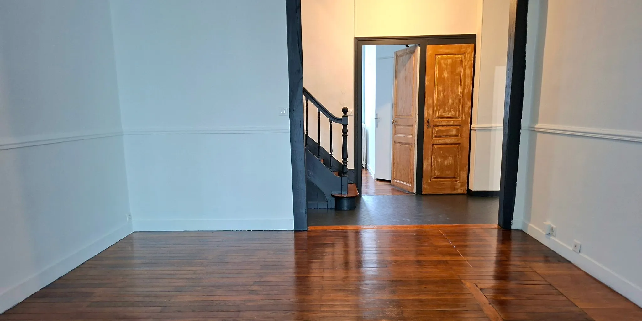 Vue entrée avec escalier Maison de 135 m2 avec jardin et 3 chambres à vendre sur Tours Centre  | Vente 37