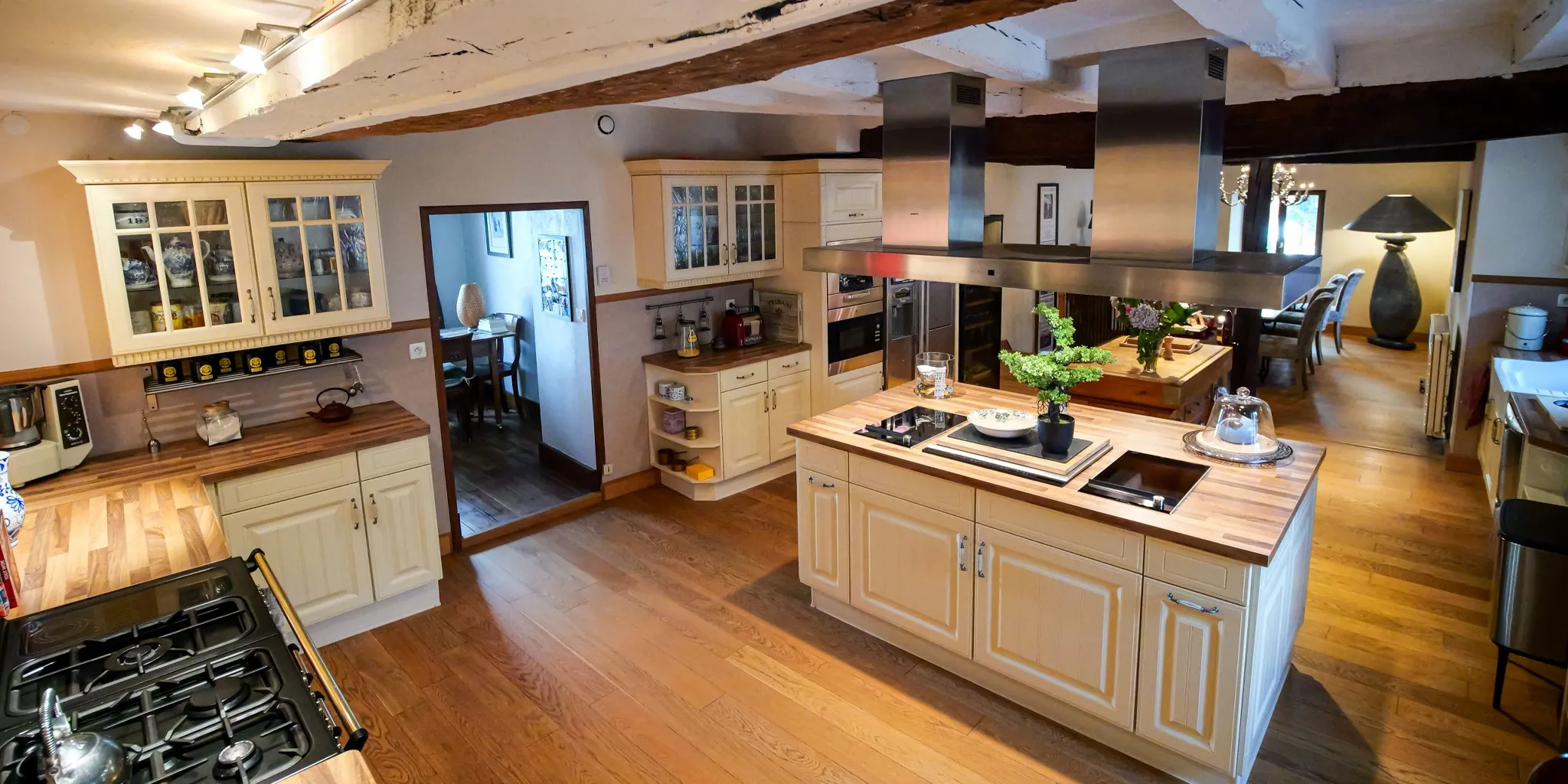 Cuisine aménagée et équipéeFacade entrée côté Rue Maison historique de 300 m2 env. à vendre sur Saint-Cyr-sur-Loire en bord de La Loire | Vente 37