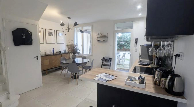 Vue salon séjour avec cuisine équipée maison à vendre sur Tours Centre  | Vente 37.fr • Bien proposé par Tours'n Gestion Immo 37'