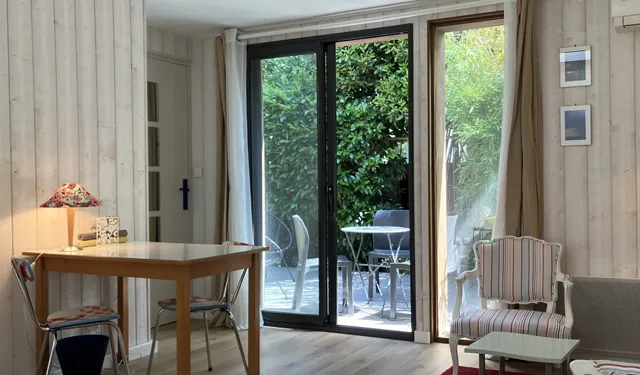 Vue salon salle à manger avec baie vitrée et terrasse maison de 120 m2 à vendre sur Tours Centre | Vente 37.fr